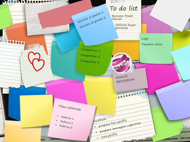 Strategia Digitale - immagine con tanti post-it su cui sono scritti alcuni appunti di promemoria