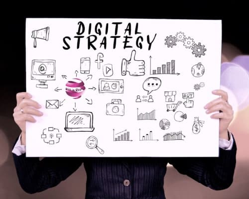 Strategia Digitale - figura femminile sorregge un cartellone che riassume attraverso dei disegni la strategia digitale